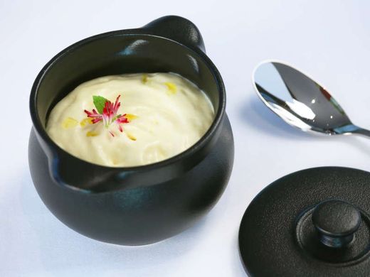 Xef fusion sopera rodona amb tapa negra